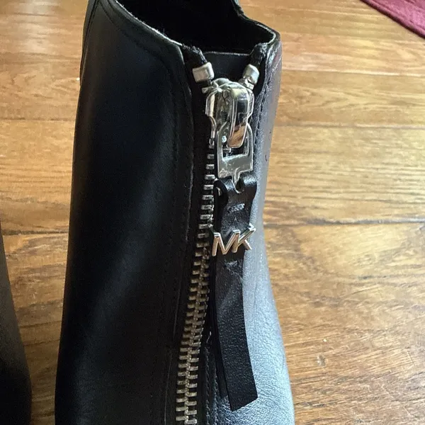 Michael Kors MK 7.6 M Black Leather Ankle Boots Front Zipper Pointed Toe Witchy - Image 4