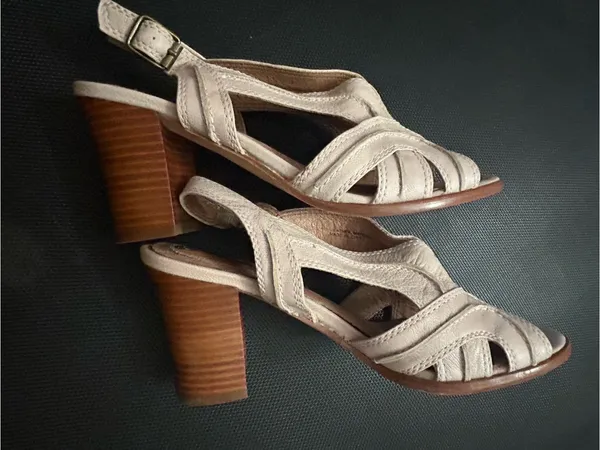 Corso como Cream Leather Strappy Block Heel Sandals - Image 7