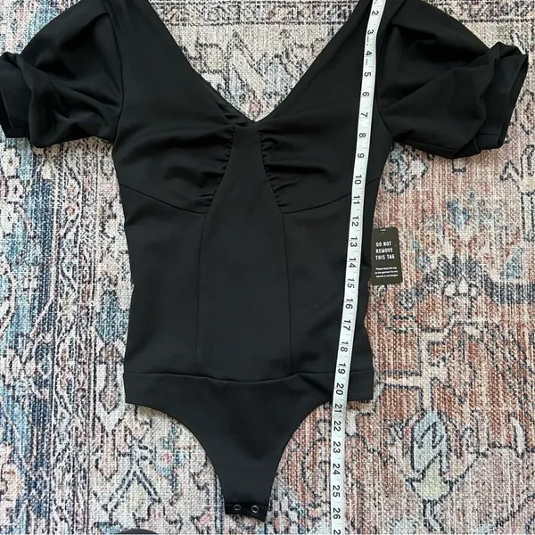 Express NWT Black Puff Sleeve Bodysuit V Neck Ruched Size XS Thong Body Suit - Image 9