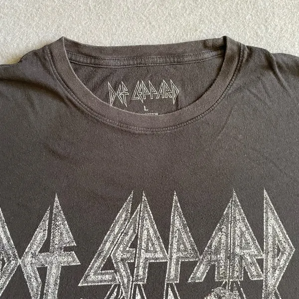Def Leppard Rock Band Retro Tee Women’s Size Large Graphic Print - Image 3