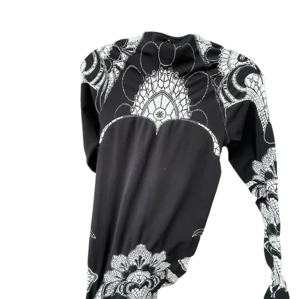 Athleta size M form fitting Momentum top. Nylon, poly,spandex. - Image 2