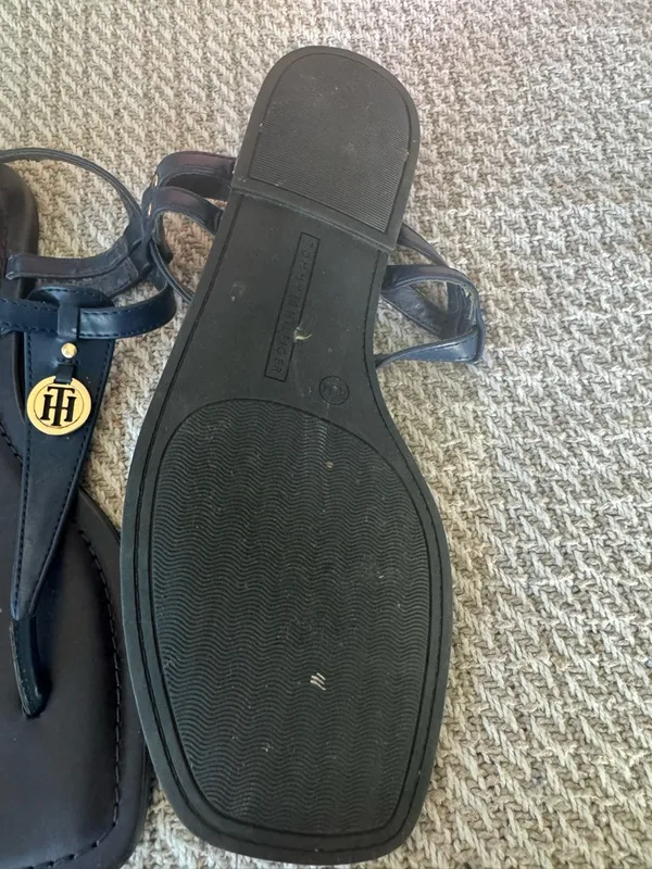Tommy Hilfiger Navy Leather T-Strap Sandals with Gold Emblem - Image 3