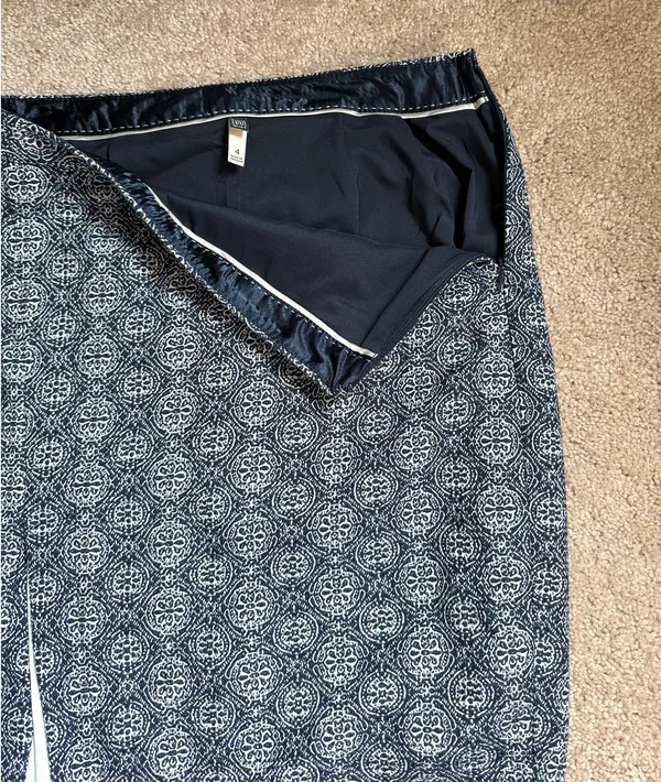 LTD Navy & White Patterned Pencil Skirt. Size 4 - Image 9