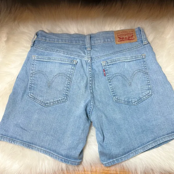 Levis mid waist shorts - Image 3