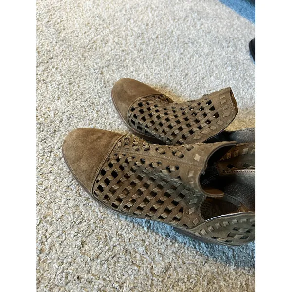 Vince Camuto Suede Cutout Booties Phortiena‎ Pumpernickle 6W - Image 9