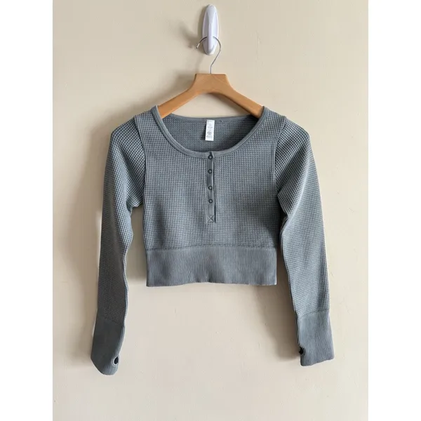 Aerie Offline Women S Green Main Squeeze Crop Thermal Henley Seamless Waffle‎ - Image 2