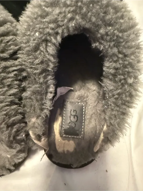 🔥 UGG Cluggete Slippers Black Grey Sz 7 with wear inside great outside - Image 8