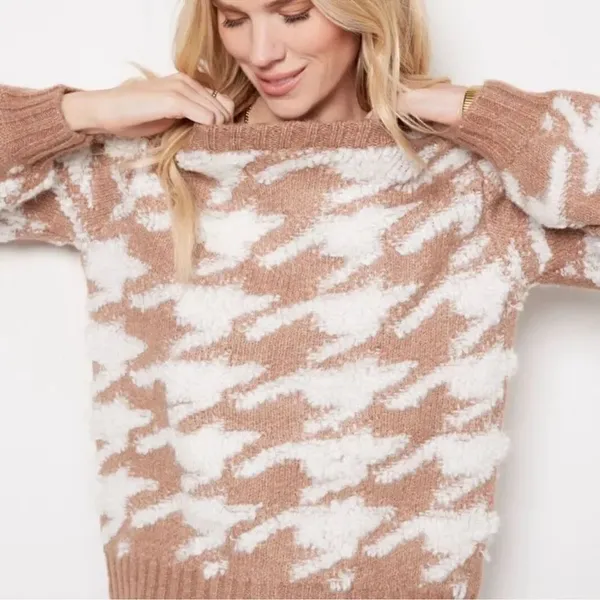 Line & Dot Houndstooth Pullover
Sweater(Size Medium) - Image 5