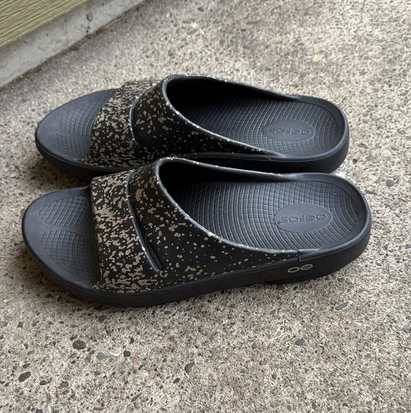Like New Unisex OOFOS OOahh Luxe Slide sandals in a limited edition W11 - Image 2