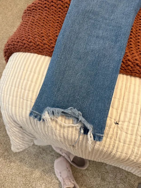 Vervet Distressed Jeans - Image 6