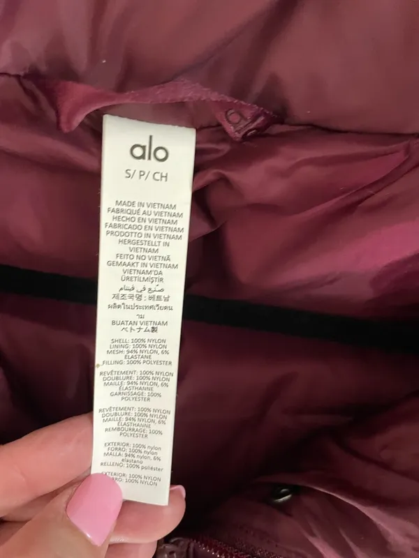 ALO Yoga NWT Gold Rush Puffer Jacket Burgundy with Zipper pockets Size S - Image 10