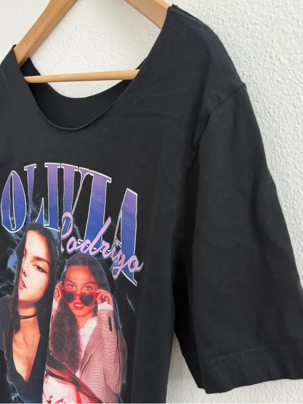 Olivia Rodrigo off-the-shoulder black graphic tee - Image 6