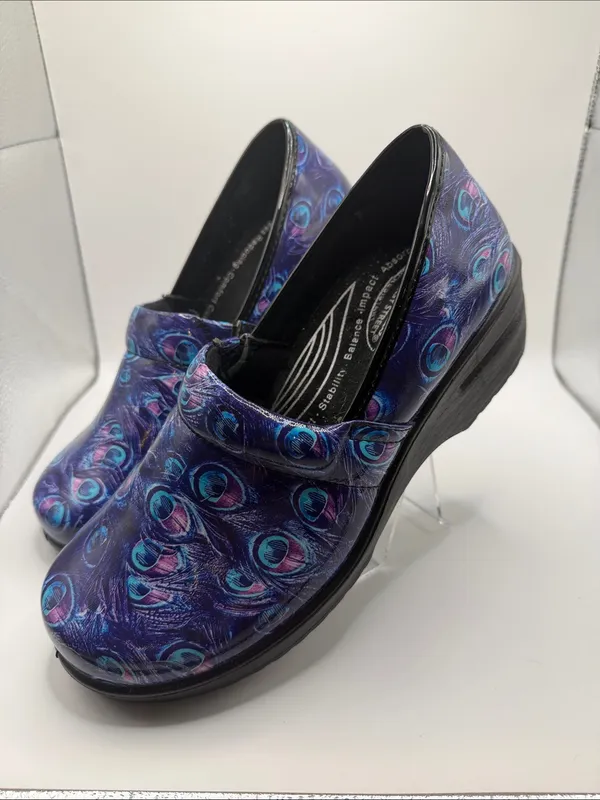 Easy Works by Easy Street Purple Peacock Print Clogs Slip Resistant Size - Image 2