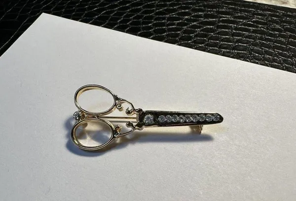 Gold Tone Scissors Rhinestone Brooch Pin Novelty NWOT - Image 2