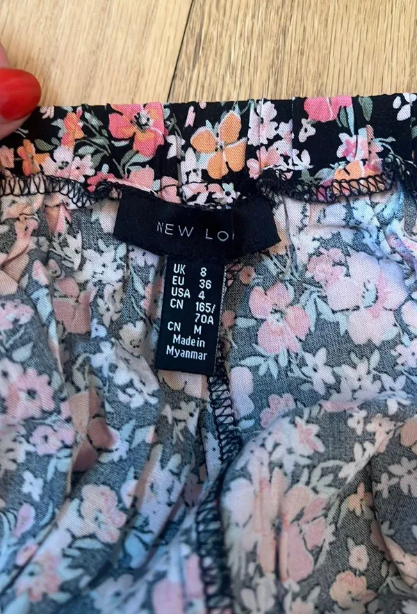 New Look Ruffle Floral Shorts - Image 2