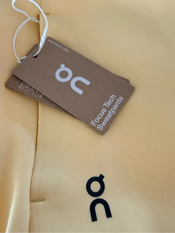 ON Focus Tech Sweatpants Nectar Size XL NEW Yellow - Image 10