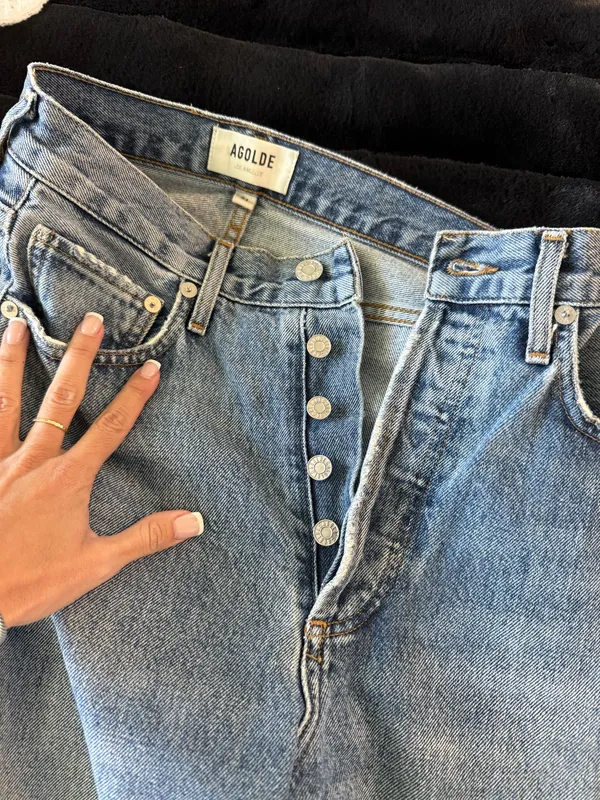 Faded blue denim jeans by Agolde. Timeless style with a comfortable fit. - Image 4