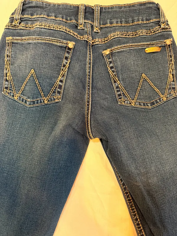 Wrangler Women’s Boot Cut Stretch Jeans Medium Wash Mid Rise Size 5/6 x 32 - Image 3