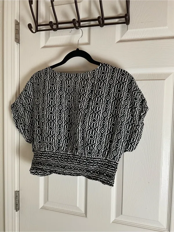 NWT Zara Black & White Geometric Print Front Knot Crop Top Size Large - Image 7