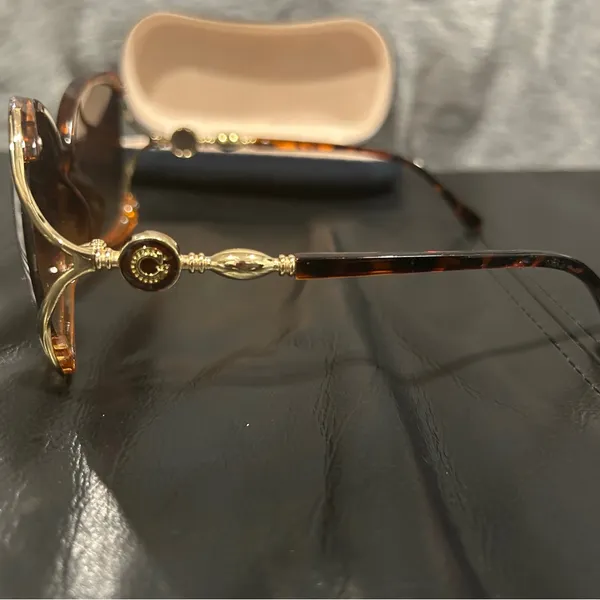 Tortoiseshell Sunglasses with Case Brown - Image 7