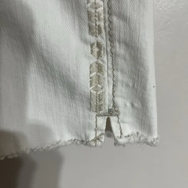 Ariat Women's White High Rise‎ Boyfriend 5" Shorts Size 32R Embroidered - Image 4