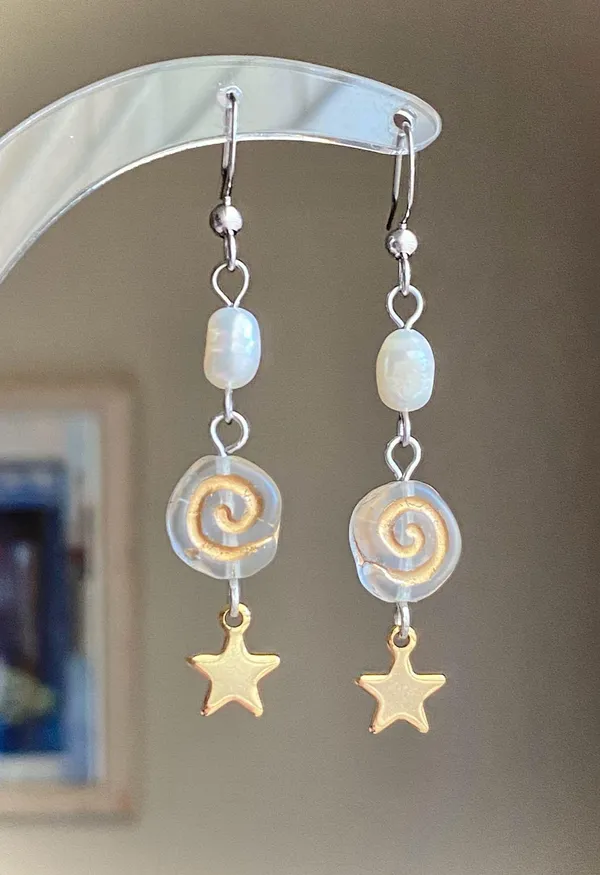 Handmade boho grunge fairy whimsical funky style quality Czech glass swirl pearl dangle earrings🌀⭐️ - Image 2