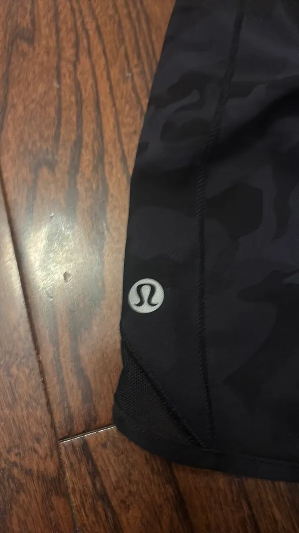 Lululemon Shorts Hotty Hot 2.5" Black Camo High-Rise - Image 4