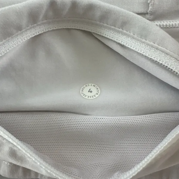 Lululemon White Speed Up Shorts 2.5" Low-Rise size 4 good condition! - Image 3
