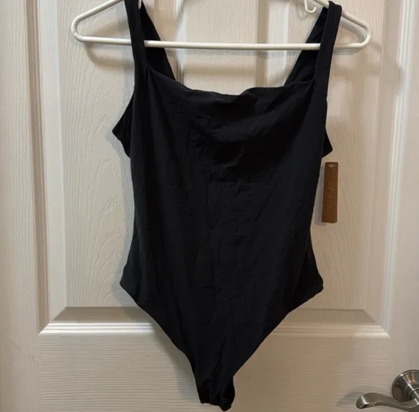 SKIMS Fits Everybody Square Neck Bodysuit M - Image 4