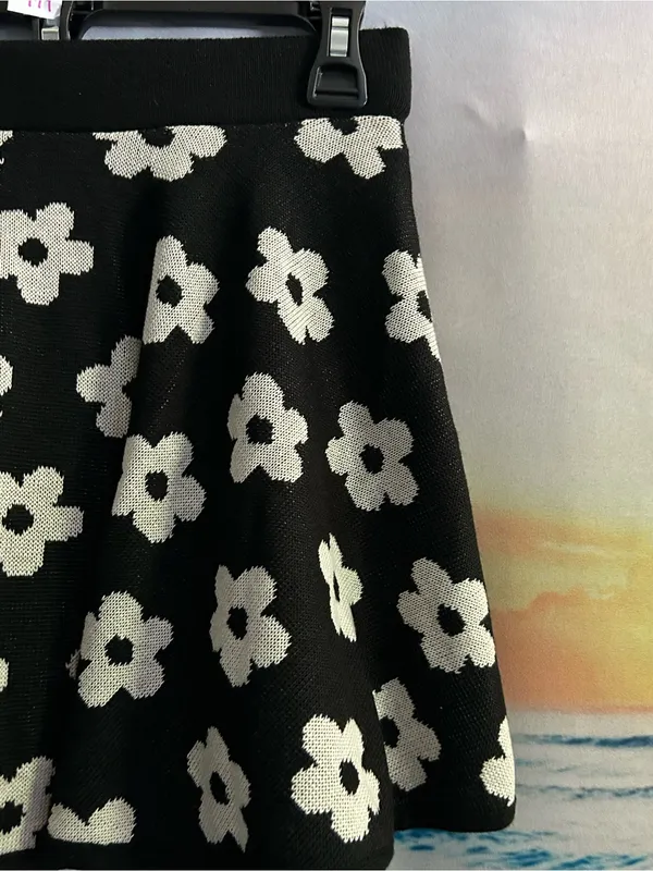 Forever 21 Black & White Floral Knit Skater Mini Skirt Small - Image 3