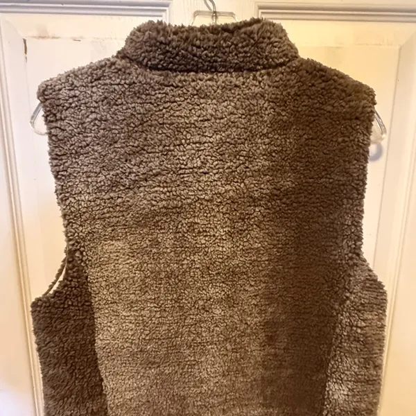 Summit Sportswear Sherpa Vest nwt - Image 2