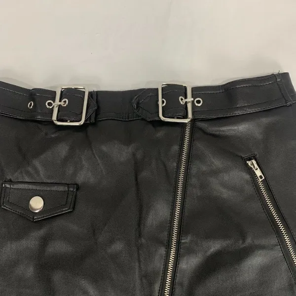 Forever 21 Women's Faux Black Leather Mini Skirt Size Small - Image 3