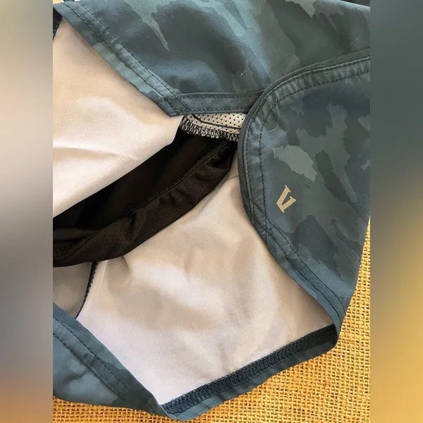 Vuori Blue Camo Athletic Shorts Elastic Waistband running activewear tennis SM - Image 5