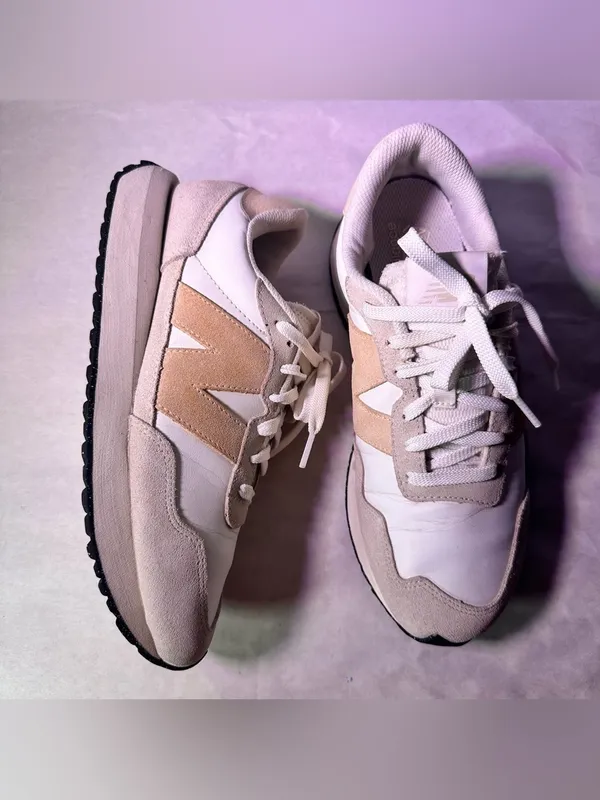 New Balance low-profile sneaker in white and beige - Image 5