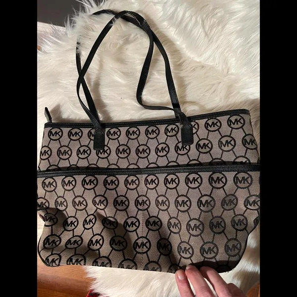 Michael Kors Signature Tote Bag – Stylish & Spacious - Image 9