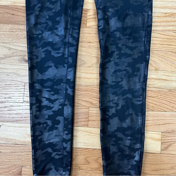 SPANX Faux Leather Glossy Camo Matte Black shaping slimming Leggings Sz L - Image 4