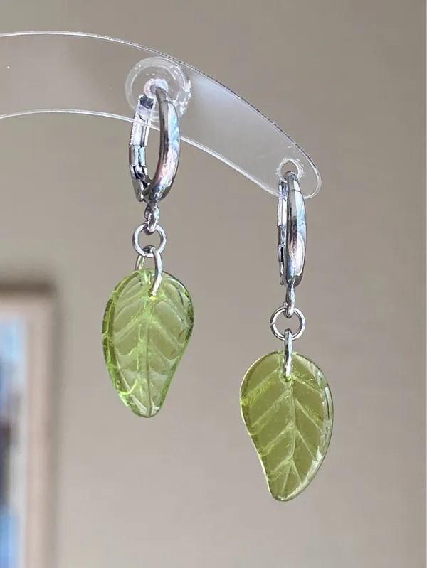 Handmade fairy forest vintage retro aesthetic style simple Czech glass leaf dangle earrings🍃💚 - Image 3