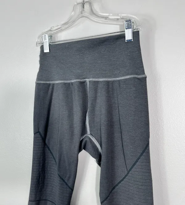 Alphalete Sculpted Gray Stripe Pattern Elastic Stretch Seamless Leggings Medium - Image 2