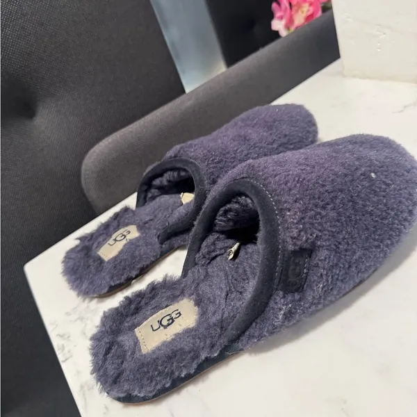 UGG Cozy Gray Fuzzy Slippers - Image 7