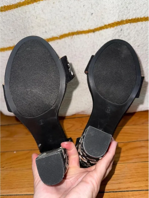 Mari A black floral heels feature a high block heel - Image 4