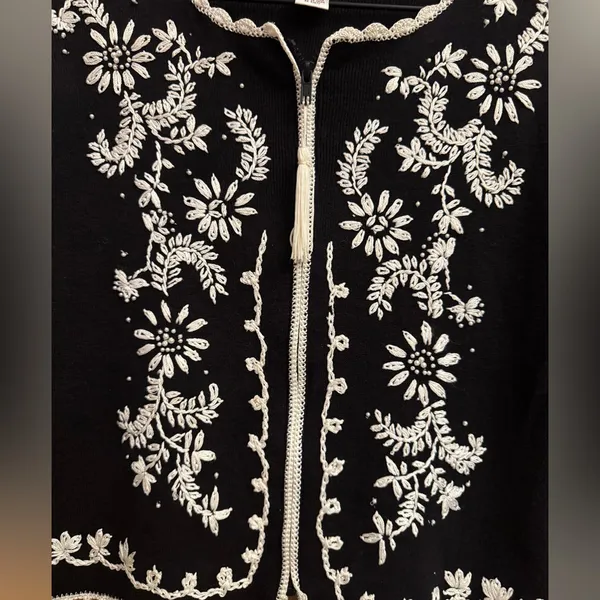Vintage Worthington Small Black White Floral Embroidered Front Zip Cardigan - Image 3