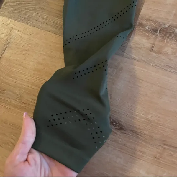 NWT: Barry’s Fit Laser Cut Sprinter Tight in olive green - Image 4