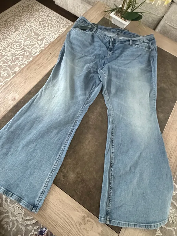 Women's Mid-Rise Flare Curvy Jeans - Wild Fable™ Light Wash 26 / 32 - Image 4