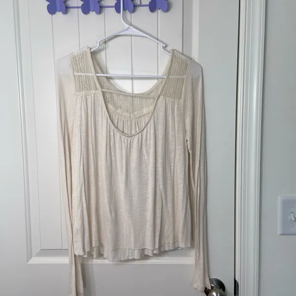 EUC women’s cream lace embroidered‎ neck cutout back long sleeve lightweight top - Image 5