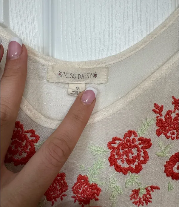 Miss Daisy Cream Sheer Embroidered Floral Tank Size Small - Image 4