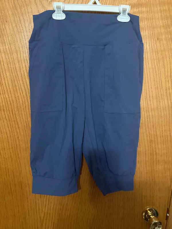 Halara NWT size medium blue Cropped Jogger shorts - Image 2
