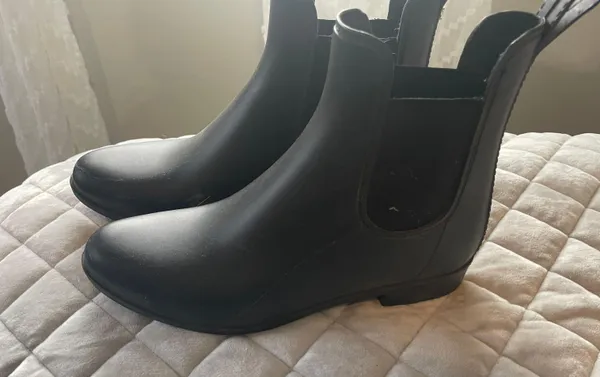 Black Rainboots Size 8 - Image 3