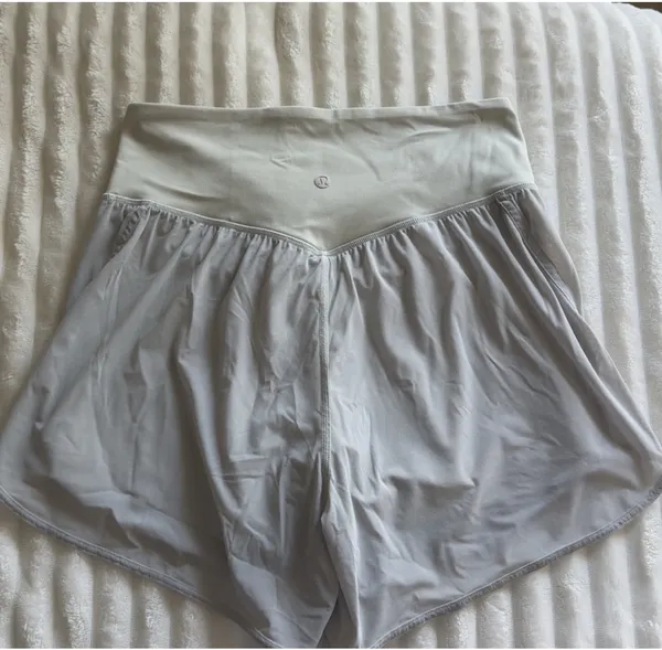 Lululemon Nulu and Mesh High-Rise Yoga Short 3.5" Bone, size 8 - Image 3