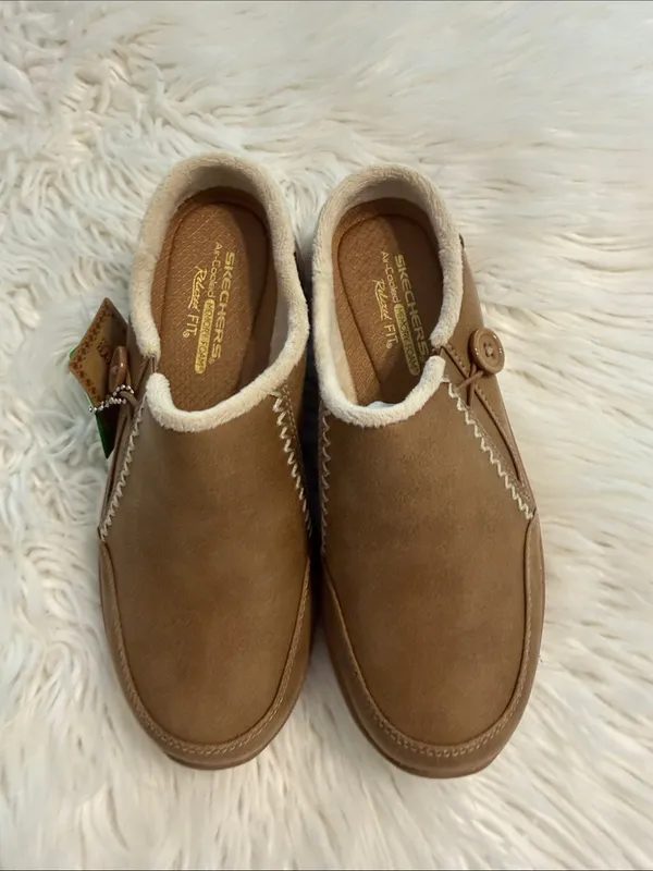 Skechers Vegan Tan Slip-On Women's Clog with Button Accent size 7 brand new - Image 7