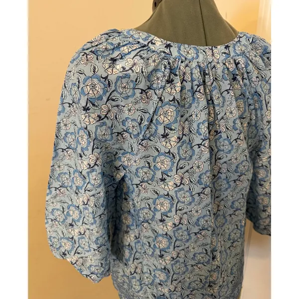 Vineyard Vines Floral Beachy Popover Blue and White Top Size Small - Image 3